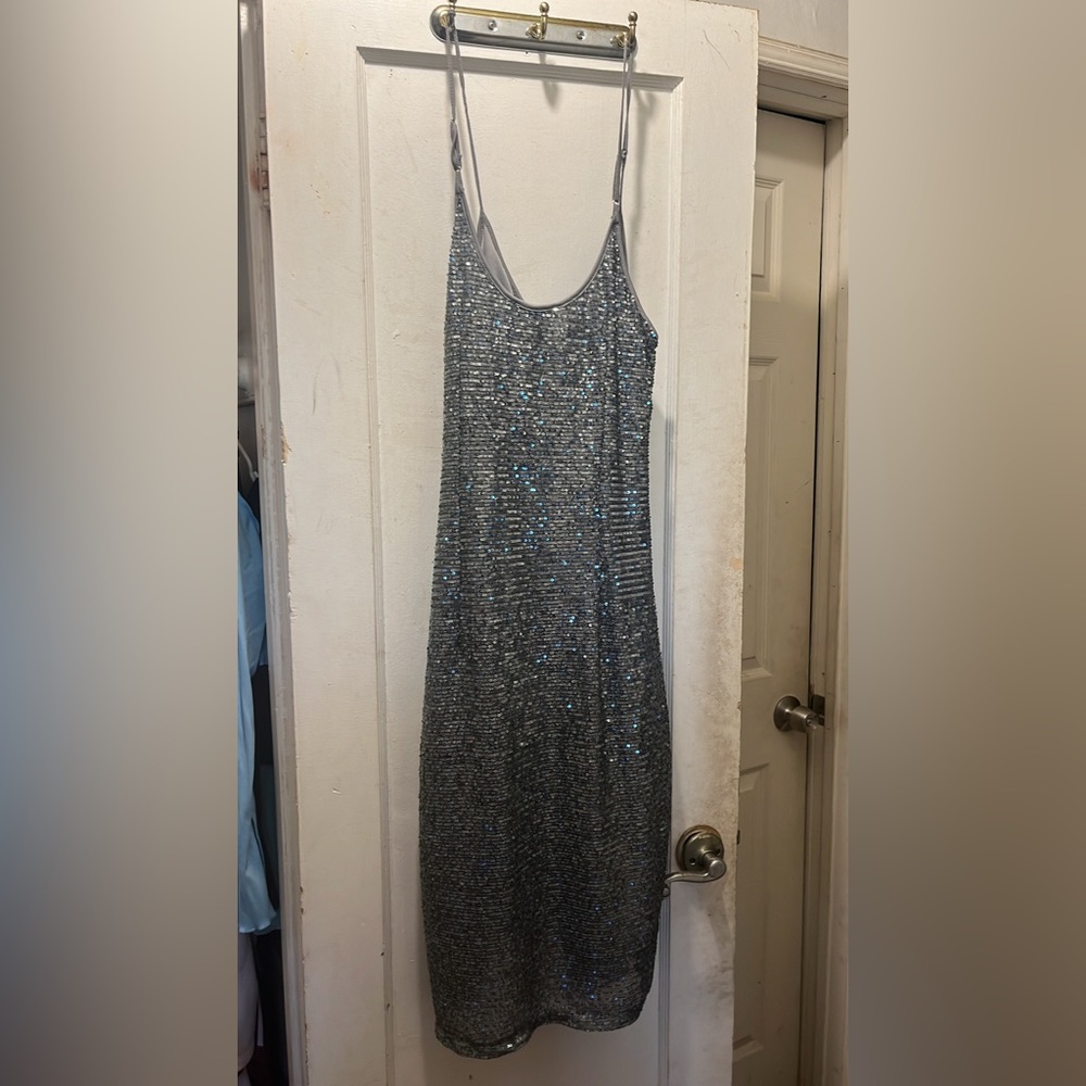 Grey medium length dress with slit on the leg